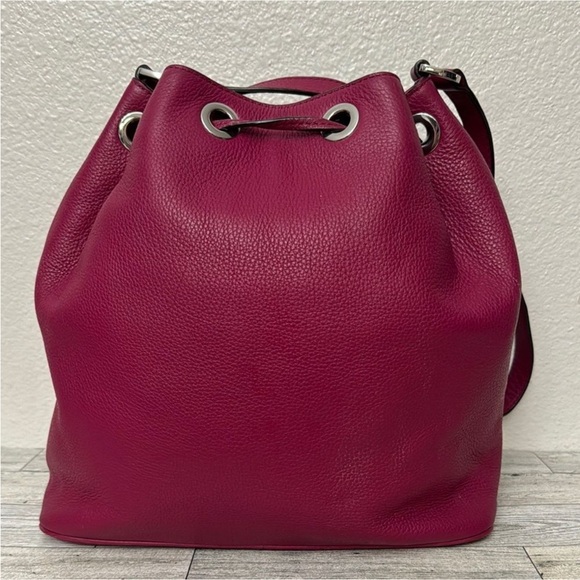 Michael Kors Leather Drawstring Bucket Bag EUC - Picture 2 of 14